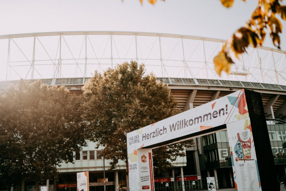 Das Bild zeigt das Eingangsportal zum Tag des Sports vorm Enrst Happel Stadion